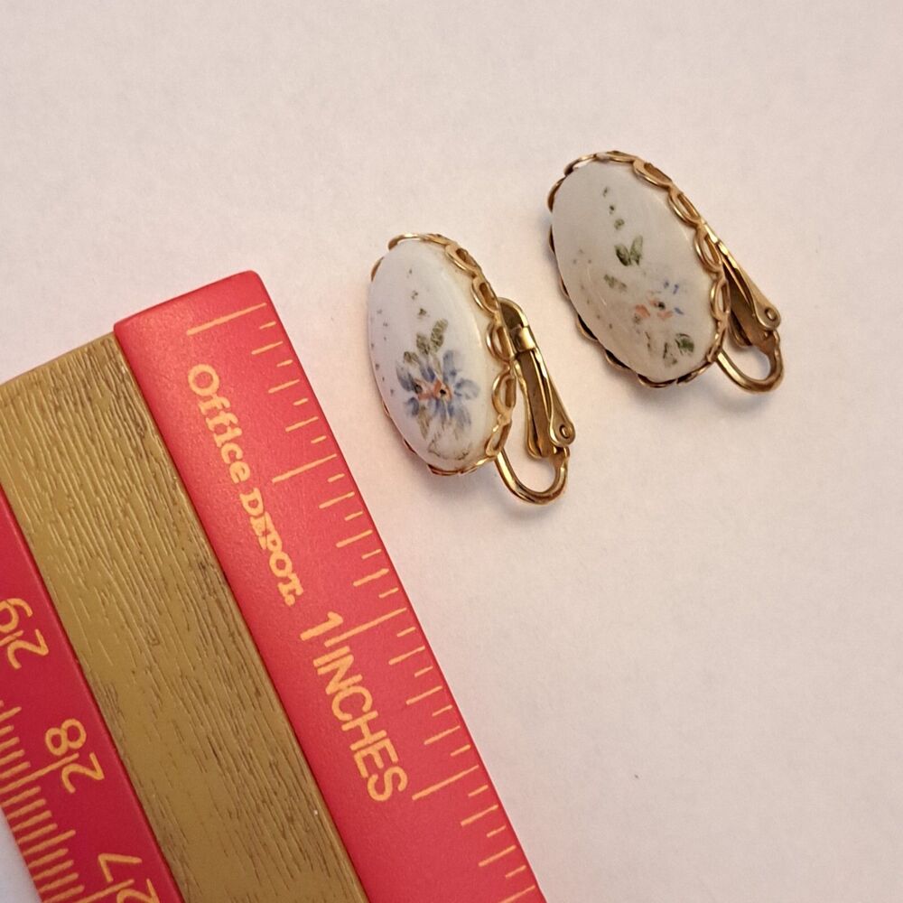 Vintage Clip On Earrings Golden Tone White Ceramic Plate with Floral Pattern - Picture 2 of 5